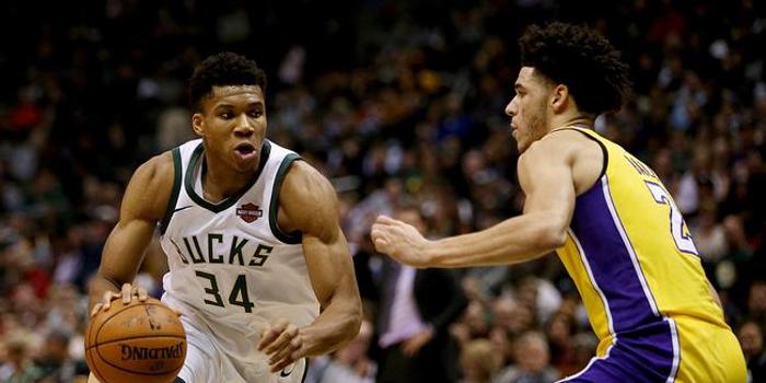  字母哥三双雄鹿大胜活塞  